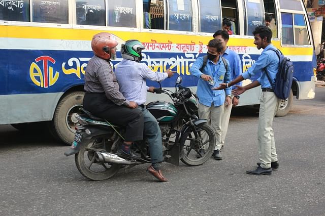 ব্যক্তিগত গাড়ি ও মোটরসাইকেলের লাইসেন্স যাচাই করে শিক্ষার্থীরা