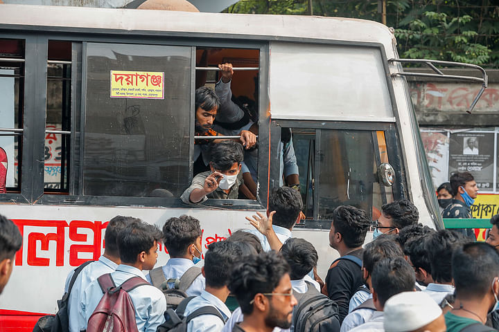 টানা কয়েক দিনের মতো আজ মঙ্গলবারও গণপরিবহনের হাফ পাসের দাবিতে শিক্ষার্থীরা রাস্তায় নেমেছেন