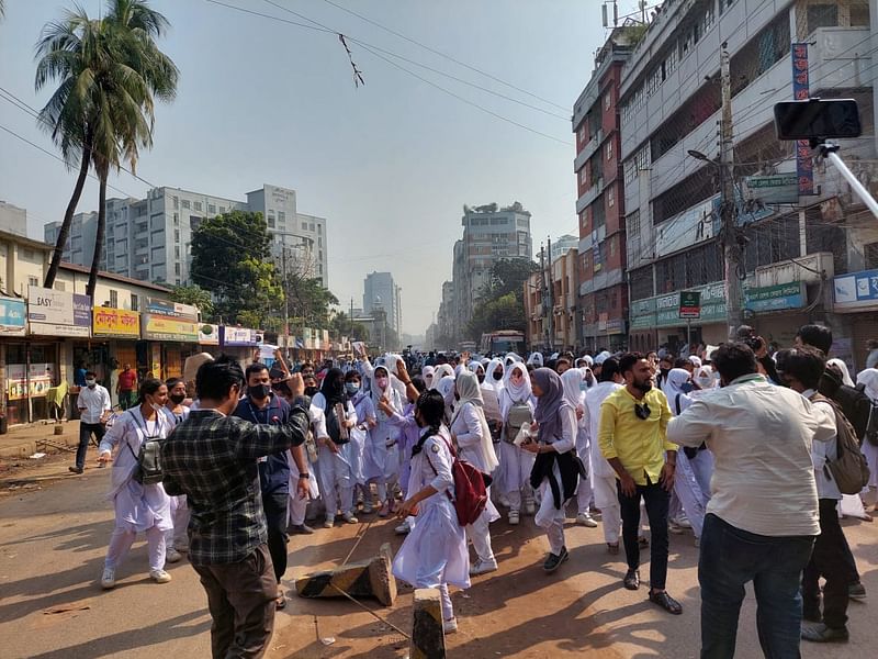 দাবির বিষয়ে দায়িত্বশীল পর্যায় থেকে কোনো বক্তব্য না আসা পর্যন্ত তাঁরা রাস্তা ছাড়বেন না