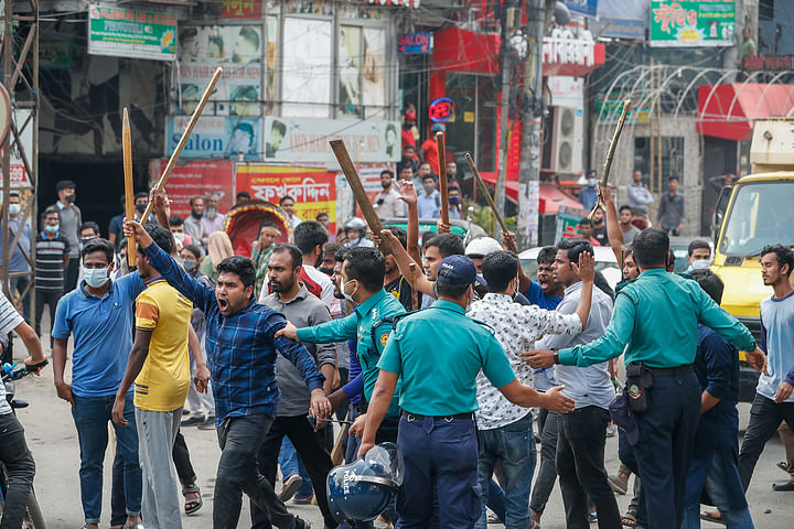 গণপরিবহনে শিক্ষার্থীদের জন্য হাফ পাস নির্ধারণের প্রজ্ঞাপন জারি করার দাবিতে ঢাকা কলেজ, ঢাকা সিটি কলেজ ও ধানমন্ডি আইডিয়াল কলেজের শিক্ষার্থীদের ডাকা আন্দোলনে হামলার ঘটনা ঘটে। আন্দোলনকারী শিক্ষার্থীদের অভিযোগ, ছাত্রলীগ এই হামলা চালিয়েছে