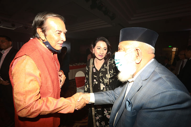 কুশল বিনিময় করছেন ডেইলি স্টার সম্পাদক মাহ্ফুজ আনাম, ট্রান্সকম গ্রুপের সিইও সিমিন রহমান ও বিশিষ্ট ব্যবসায়ী মাহবুবুর রহমান
