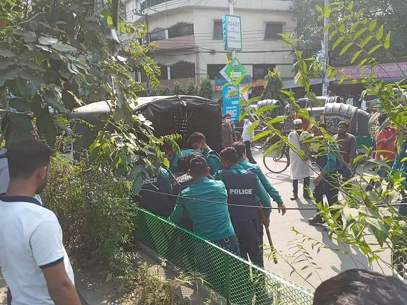 হাফ পাসের দাবিতে হওয়া চট্টগ্রামের মানববন্ধনে পুলিশের লাঠিপেটা, পণ্ড। বৃহস্পতিবার, দুপুর ১২টা। নগরের দুই নম্বর গেট এলাকায়