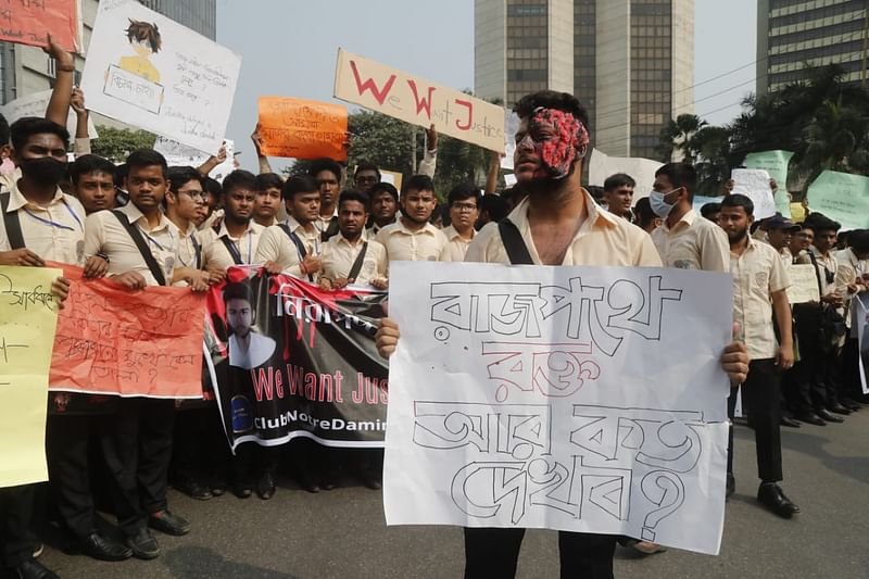 শিক্ষার্থীরা মূলত ছয়টি দাবি নিয়ে সড়কে নেমেছে
