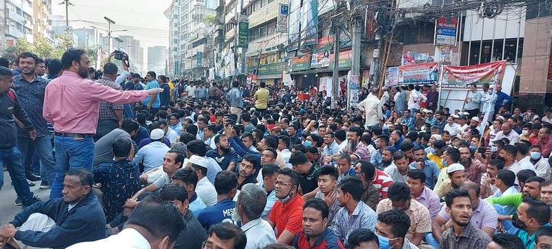 বিএনপির অসুস্থ চেয়ারপারসন খালেদা জিয়ার মুক্তি ও বিদেশে পাঠিয়ে তাঁর সুচিকিৎসার দাবিতে গণ-অনশন কর্মসূচিতে উপস্থিত নেতা–কর্মীরা