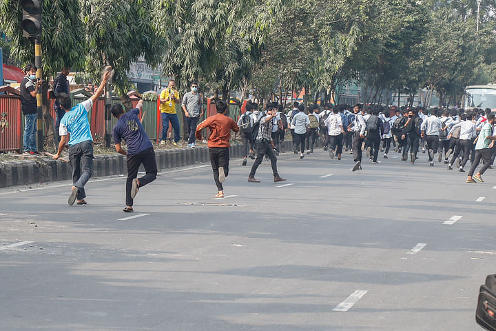 সায়েন্স ল্যাব মোড়ে আন্দোলনরত শিক্ষার্থীদের ওপর হামলার ঘটনা ঘটে