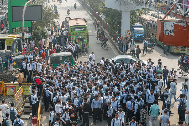 রাজধানীর সায়েন্স ল্যাব, নীলক্ষেত ও চার রাস্তার মোড়ে শিক্ষার্থীরা জড়ো হন