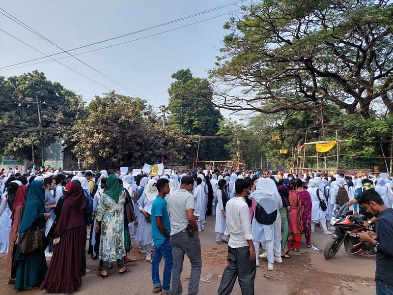 অবরোধের কারণে চানখাঁরপুল থেকে বকশীবাজার এবং বকশীবাজার, ঢাকা শিক্ষা বোর্ড ও বুয়েট অভিমুখী সড়কে যান চলাচল বন্ধ আছে