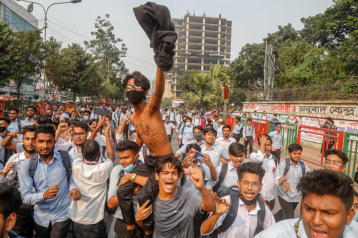 ‘হাফ পাস আমার অধিকার, নয় কোনো আবদার’, সায়েন্স ল্যাবরেটরিতে এ স্লোগান দিতে দেখা যায় শিক্ষার্থীদের