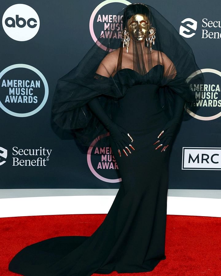 Cardi B appeared in a strange black gown.  There was a black veil.  And he made a mask with a golden face
