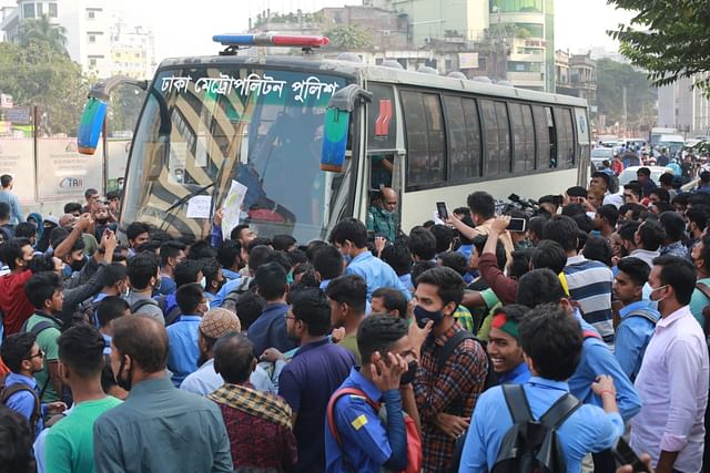 দুপুরে ঢাকা মেট্রোপলিটন পুলিশের একটি গাড়ি ফার্মগেট মোড়ে এলে শিক্ষার্থীরা গাড়ির চালকের লাইসেন্স দেখতে চান। গাড়ির চালক তা দেখাতে পারেননি।