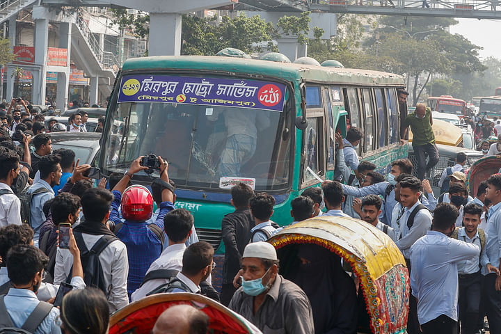 শিক্ষার্থীদের আন্দোলনের মুখে অনেক যাত্রী আতঙ্কিত হয়ে বাস থেকে লাফিয়ে নামেন