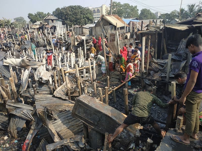 বস্তিটি গতকাল সন্ধ্যা পর্যন্তও ছিল প্রাণচঞ্চল। কিন্তু মধ্যরাতের অগ্নিকাণ্ডে সবকিছু পুড়ে ছাই হয়ে গেছে