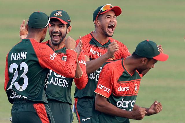 তাসকিন ২ উইকেট নিলেও শেষ দিকে চাপ ধরে রাখতে পারেনি বাংলাদেশ