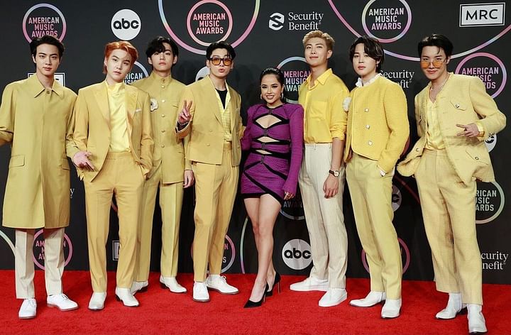 BTS won the Artist of the Year award tonight.  BTS has been dominating the fashion world for many years.  All eyes were on taking selfies with them, with BTS, Becky G in the middle of BTS.