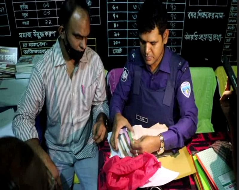 নোয়াখালীর বেগমগঞ্জের আমানউল্যাহপুর ইউনিয়নের মহেশপুর সরকারি প্রাথমিক বিদ্যালয় ভোটকেন্দ্রের পেছন থেকে উদ্ধার করা ব্যালটের মুড়ি ও নির্বাচন কমিশনের সিল উদ্ধার করে থানায় নিয়েছে পুলিশ