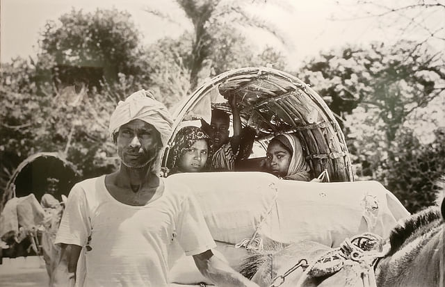 নিরাপদ আশ্রয় পেতে ঘোড়ার গাড়িতে পালাচ্ছে একটি পরিবার, ৯ এপ্রিল ১৯৭১