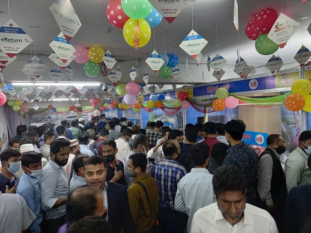 রিটার্ন দাখিলে করদাতাদের ভিড়। গত মঙ্গলবার রাজধানীর একটি কর কার্যালয়ে