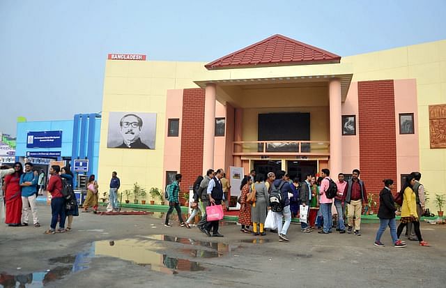 ২০২০ সালের জানুয়ারিতে আয়োজিত কলকাতা বইমেলায় বাংলাদেশ প্যাভিলিয়ন। শান্তিনিকেতনে বাংলাদেশ ভবনের আদলে তৈরি করা হয়েছিল এই প্যাভিলিয়ন।