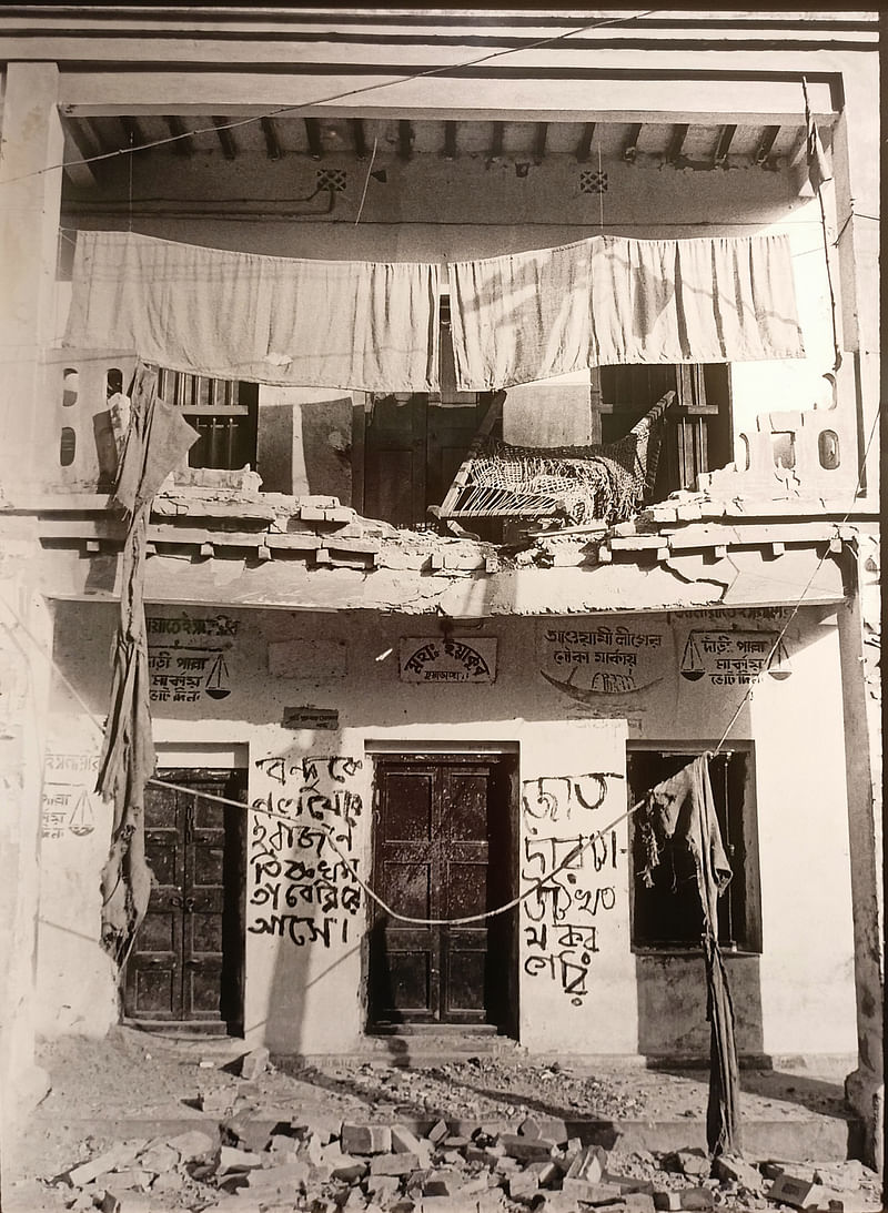 পাকিস্তানি বাহিনীর ছোড়া গোলায় কুষ্টিয়া শহরের ক্ষতিগ্রস্ত একটি ভবন, ৮ এপ্রিল ১৯৭১