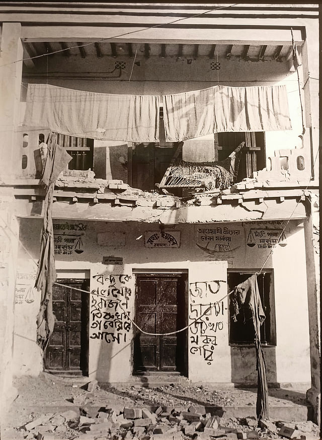 পাকিস্তানি বাহিনীর ছোড়া গোলায় কুষ্টিয়া শহরের ক্ষতিগ্রস্ত একটি ভবন, ৮ এপ্রিল ১৯৭১