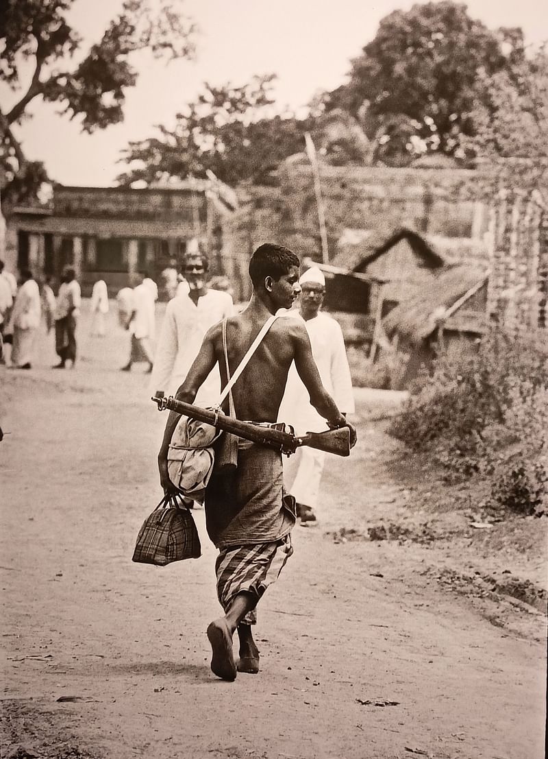 রাইফেল কাঁধে এক মুক্তিযোদ্ধা, কুষ্টিয়া, ৮ এপ্রিল ১৯৭১