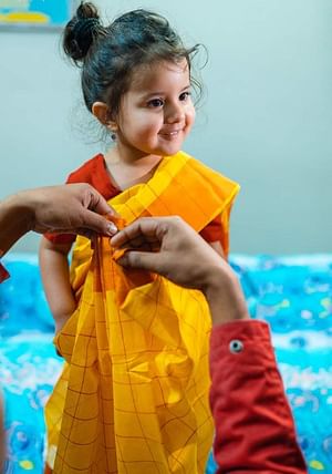মা–বাবার গায়েহলুদ উপলক্ষে হলুদ শাড়িতে নাদিয়া