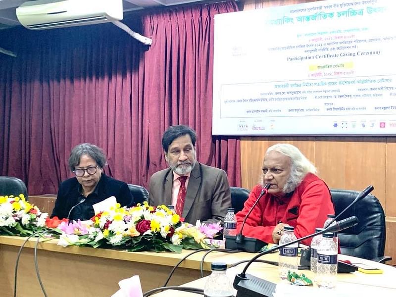 আলোচনায় বক্তারা বলেন, সত্যজিৎ রায় যে মাপের চলচ্চিত্র পরিচালক, সেই অনুযায়ী তাঁকে নিয়ে কোনো কাজ হয়নি