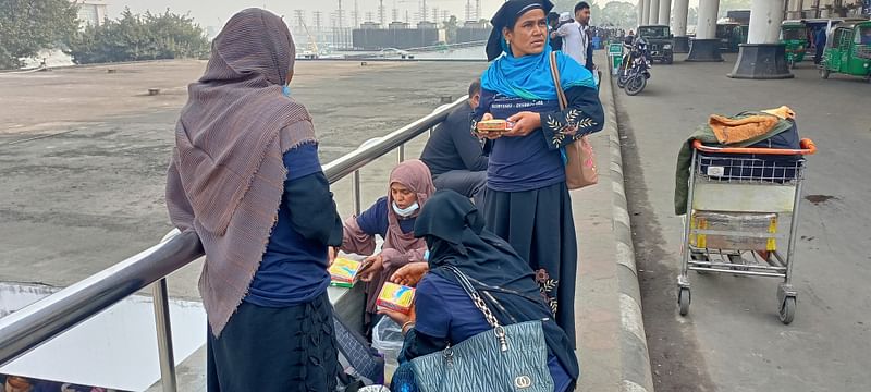এই তিন নারী যাবেন সৌদি আরব। তাঁদের ফ্লাইট রাতে। বিমানবন্দরে এসেছেন সকালে। দুপুরের খাবারের জন্য বিমানবন্দরের আশপাশের এলাকা থেকে কিনে আনা বিরিয়ানি খাচ্ছেন তাঁরা। গতকাল দুপুরে শাহজালাল বিমানবন্দরে
