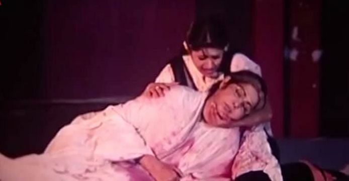 একটি চলচ্চিত্রের দৃশ্যে সহশিল্পীর সঙ্গে