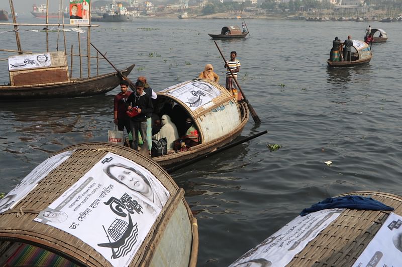 নির্বাচনী আমেজ খেয়াঘাটে। আজ মঙ্গলবার সকালে নারায়ণগঞ্জের কেন্দ্রীয় খেয়াঘাটে