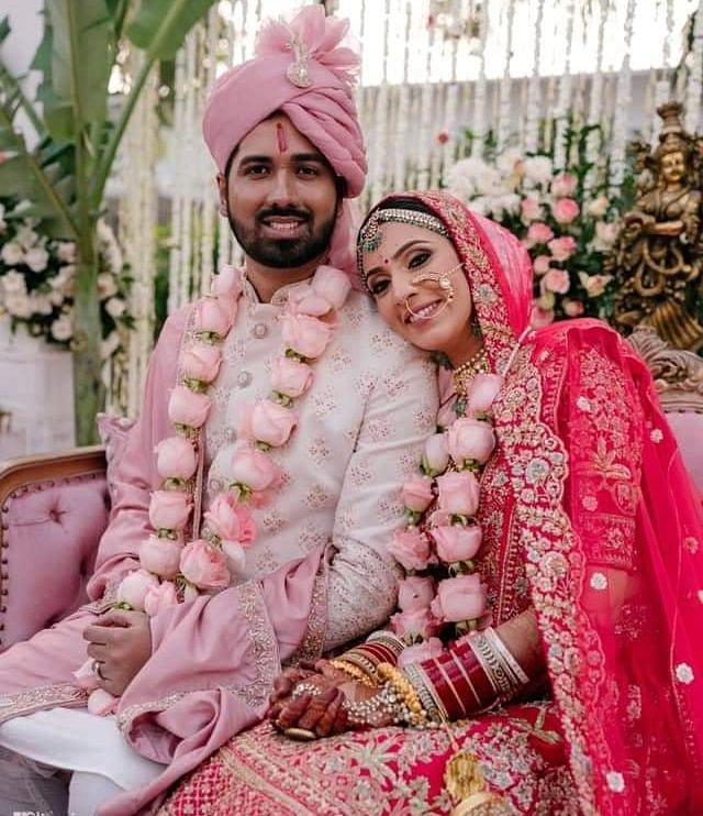 গত বছরের ১০ নভেম্বর ব্যাংকারের সঙ্গে আংটিবদলের কথা নিশ্চিত করেন মিম