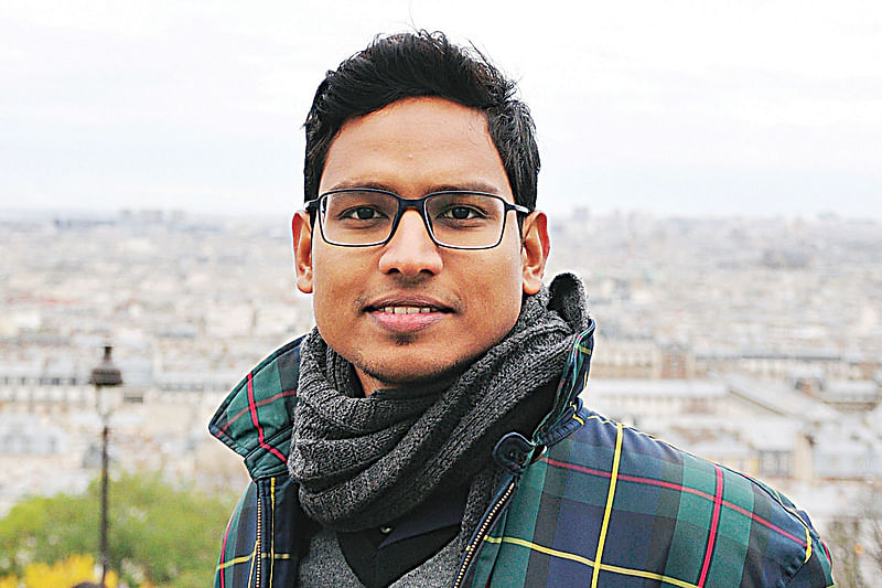 সেরা সিনেমা পরিচালক হিসেবে ‘নোনাজলের কাব্য’ সিনেমার জন্য পুরস্কার গ্রহণ করবেন তরুণ নির্মাতা রেজওয়ান শাহরিয়ার সুমিত।