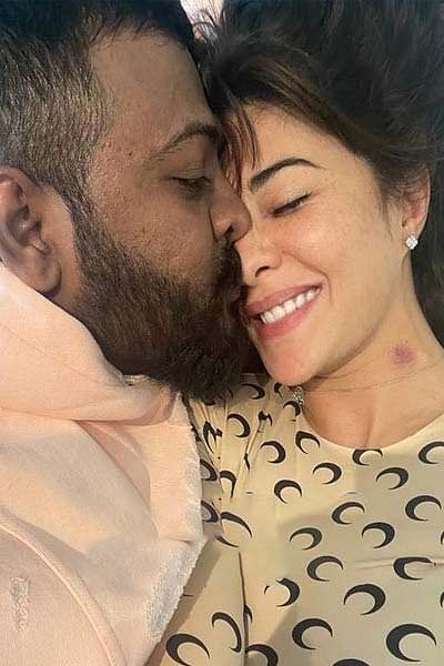 সুকেশ ও জ্যাকুলিনের ছবিটি ভাইরাল হয়েছিল