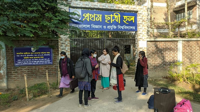 হল ছাড়ার নির্দেশে কেউ কেউ হল ছাড়ছেন, আবার অনেকেই হল না ছাড়ার ঘোষণা দিয়েছেন