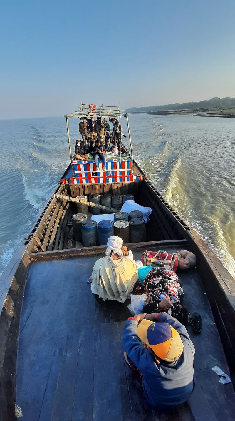 ট্রলার চলছে নিঝুম দ্বীপের উদ্দেশ্য