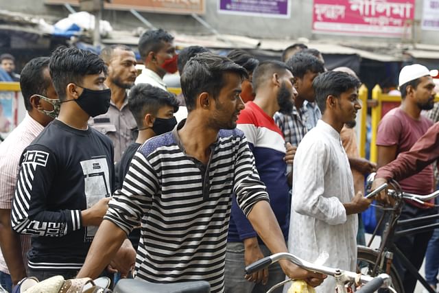 করোনা সংক্রমণ উদ্বেগজনকভাবে বাড়ছে, তবে এখনো স্বাস্থ্যবিধি মানছেন না অনেকে