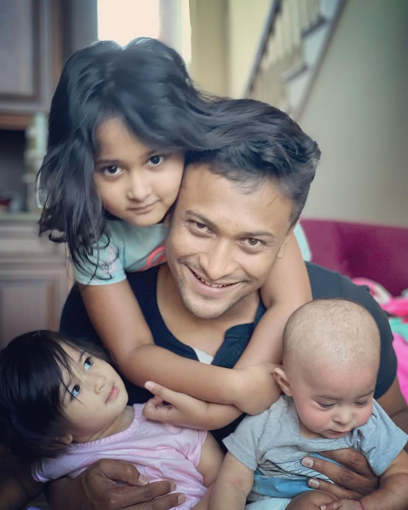 তিন সন্তান নিয়ে সাকিব