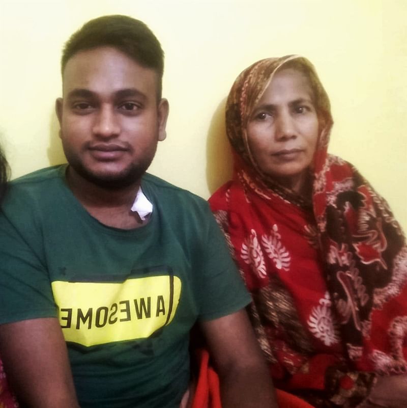 অস্ত্রোপচারের আগে মা ও ছেলে