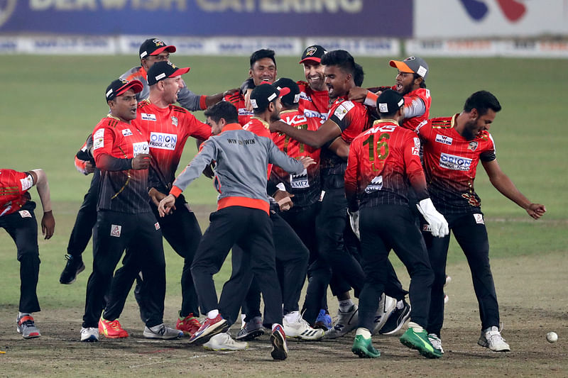 শেষ বলে জয়ের পর কুমিল্লার খেলোয়াড়দের উদযাপন ছিল চোখে পড়ার মতো