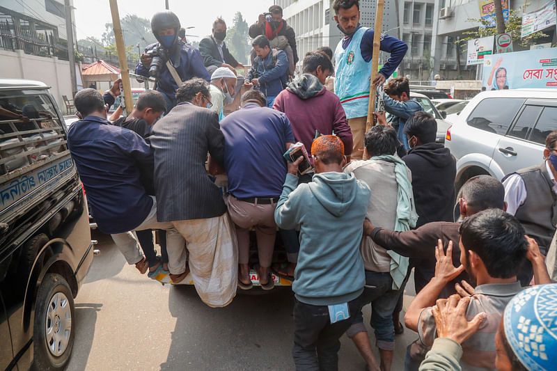 সকাল আটটা থেকে অপেক্ষা করা লোকগুলো টিসিবির ট্রাক দেখে সেদিকে দৌড় শুরু করেন।