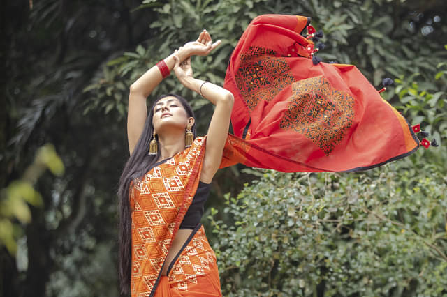 শামার ডিজাইন করা শাড়িতে এক মডেল
