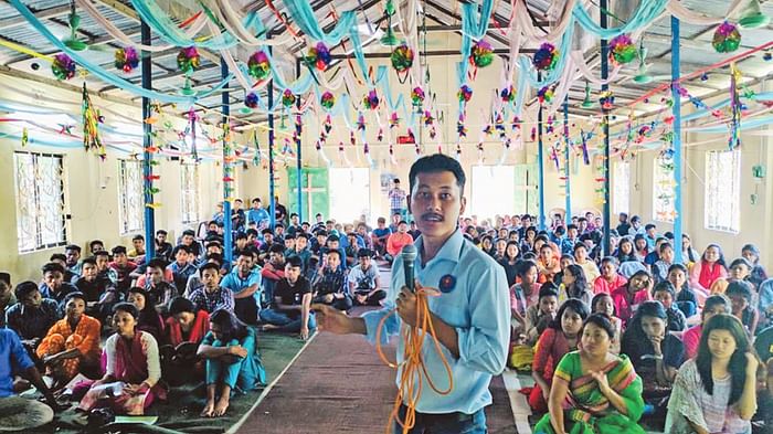 বিভিন্ন স্থানে গিয়ে ক্ষুদ্র জাতিগোষ্ঠীর তরুণদের এভাবেই ফ্রিল্যান্সিং শিখিয়ে চলেছেন সুবীর নকরেক। সম্প্রতি ময়মনসিংহের হালুয়াঘাটের রাংরাপাড়ায় বিনা মূল্যের ফ্রিল্যান্সিং সেমিনারে