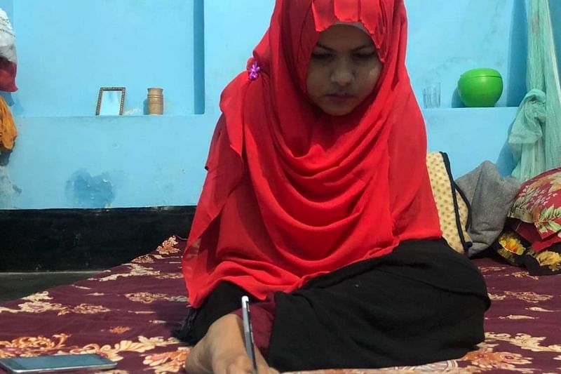 পা দিয়ে লিখে এবারের এইচএসসি পরীক্ষায় যশোরের ঝিকরগাছা উপজেলার বাঁকড়া ডিগ্রি কলেজ থেকে বিজ্ঞান বিভাগে জিপিএ-৫ পেয়েছে তামান্না আক্তার নূরা।