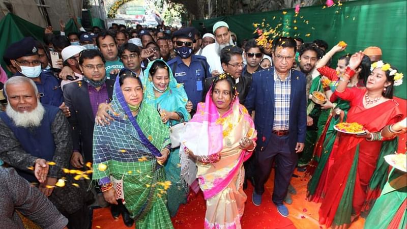 সেলিনা হায়াৎ আইভীকে ফুল দিয়ে বরণ করে নেন সিটি করপোরেশনের কাউন্সিলর ও কর্মকর্তা-কর্মচারীরা। আজ রোববার দুপুরে নারায়ণগঞ্জ সিটি করপোরেশনের নির্মাণাধীন নগর ভবনে। ছবি: প্রথম আলো 