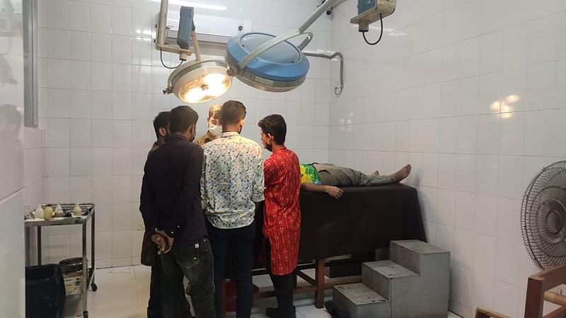 শনিবার রাতে বিশ্ববিদ্যালয় ক্যাম্পাসের আশপাশের বিভিন্ন এলাকায় এ সংঘর্ষের ঘটনা ঘটে