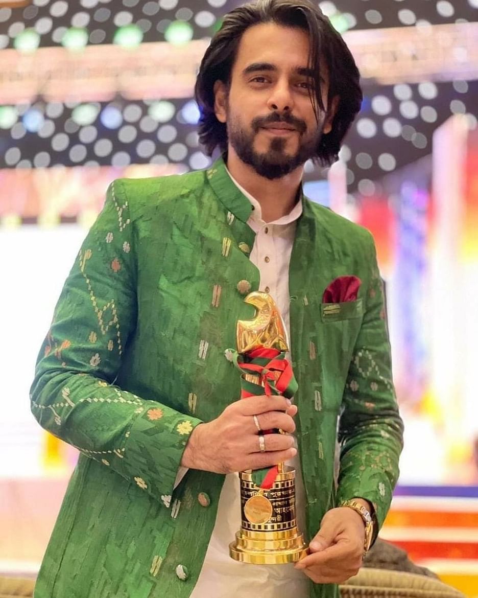 সিয়াম আহমেদ পরেছিলেন সাদা পাঞ্জাবি। ওপরে চাপিয়েছিলেন সবুজ জামদানির কোটি। আর পায়ে ছিল সাদা কেডস