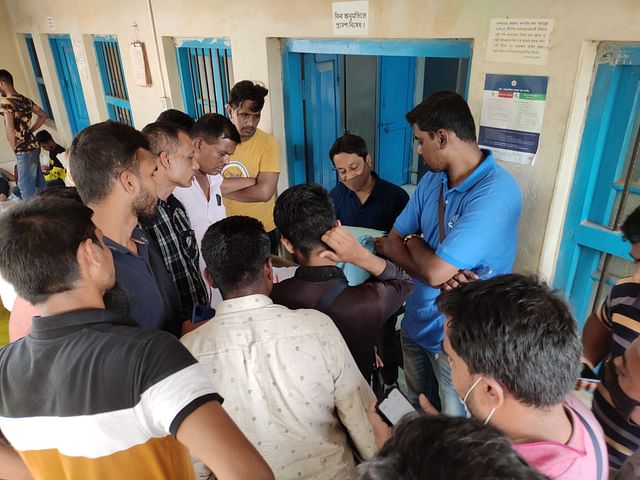 গুদাম কর্মকর্তার কক্ষের সামনে টিসিবির পরিবেশক ও বিক্রয় প্রতিনিধিদের ভিড়