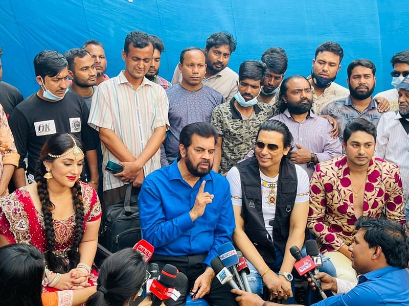 সিনেমার মহরত অনুষ্ঠানে অপু বিশ্বাস , ইলিয়াস কাঞ্চন, জায়েদ খান ও অন্যান্যরা