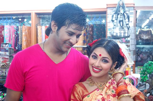 ম্যাগাজিন অনুষ্ঠান ‘ইত্যাদি’ র এর একটি দৃশ্যে নিরব ও মোনালিসা