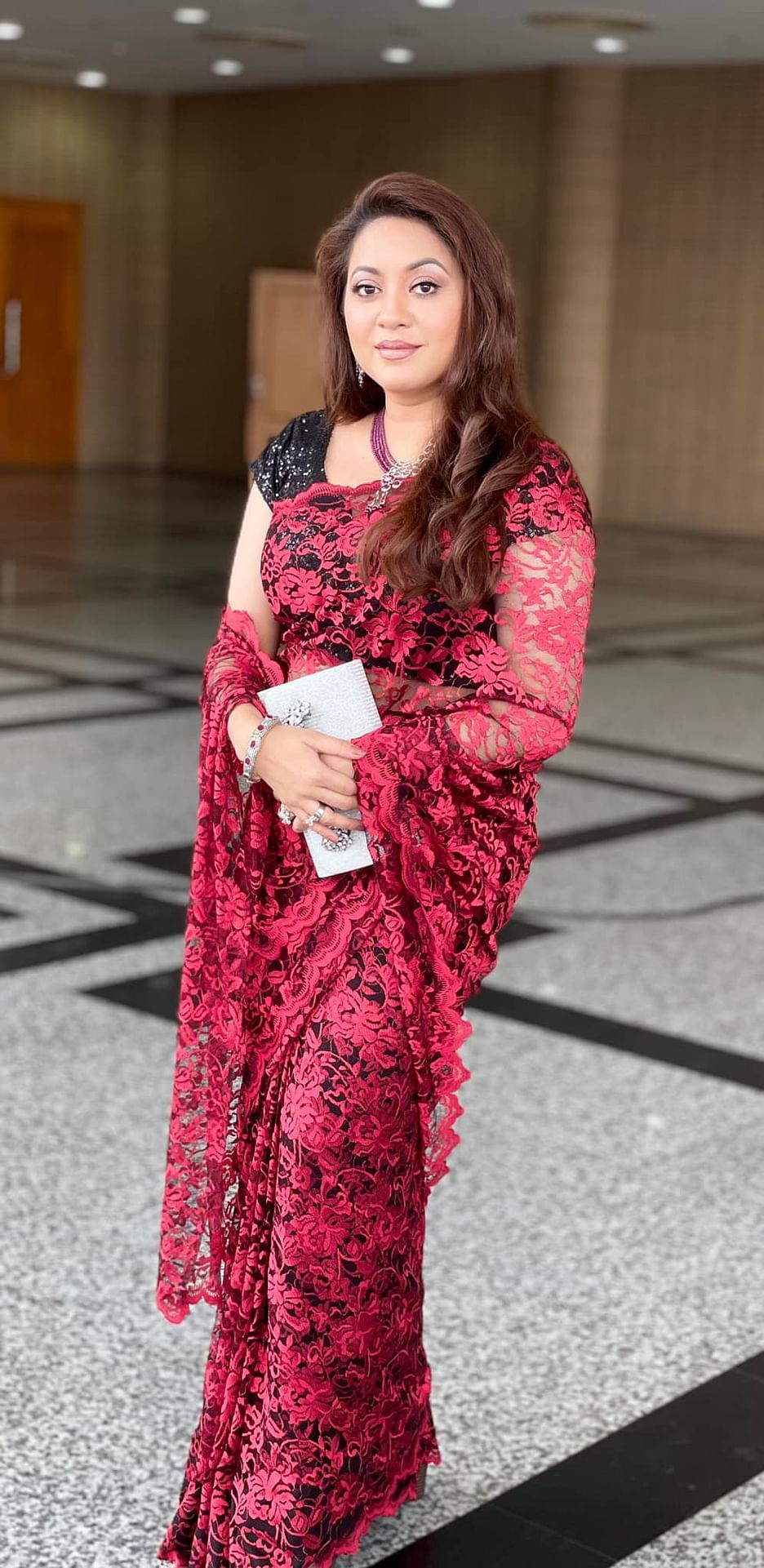 ওয়াইনরঙা নেটের শাড়িতে অভিনেত্রী তারিন